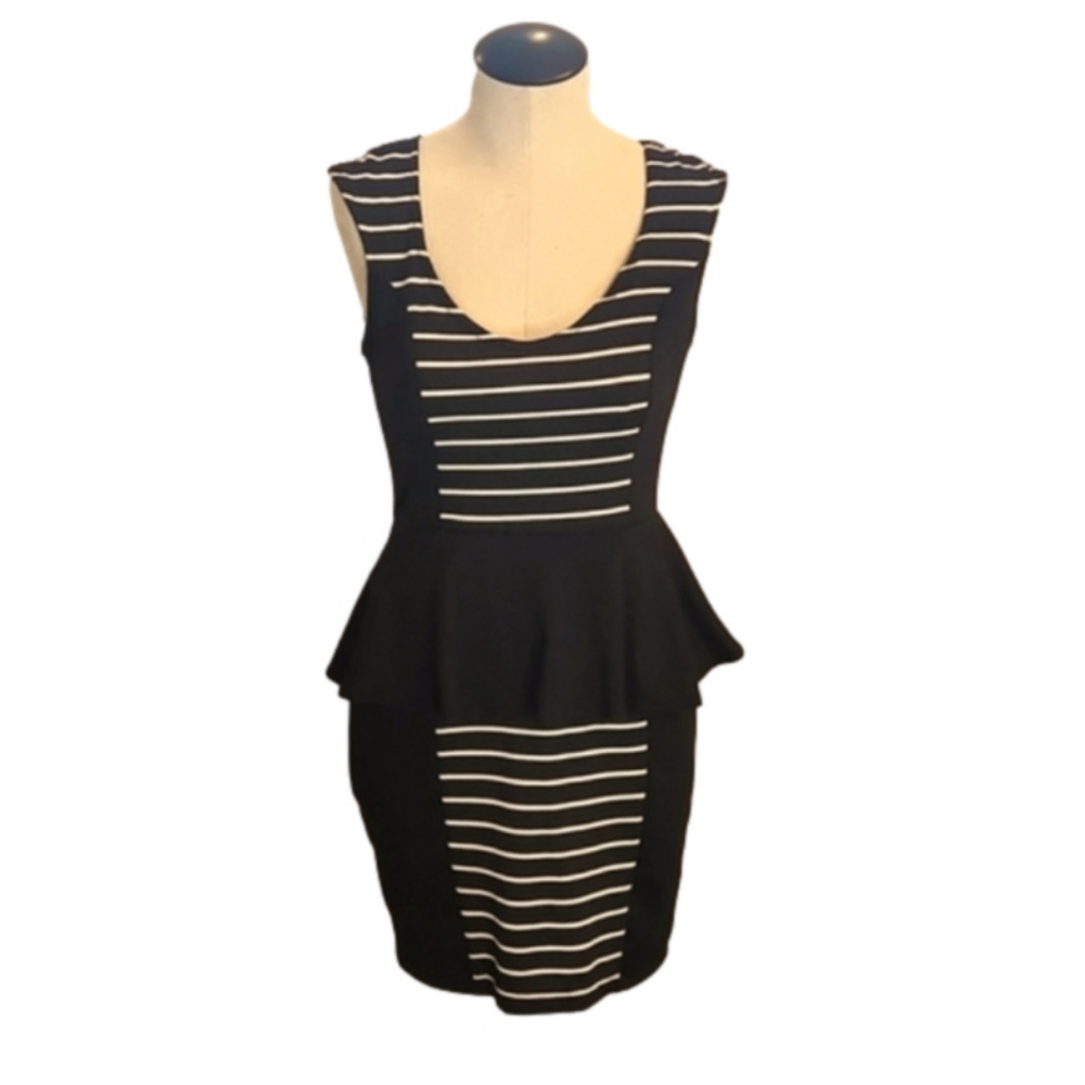 𝅺NWT Juniors size Medium black and white striped peplum dress by baileyblue.